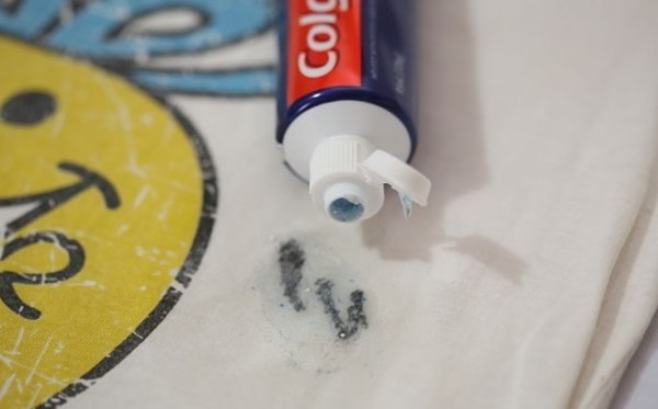 other-uses-for-toothpaste-cloth-stain