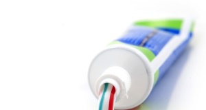 other-uses-for-toothpaste-hacks