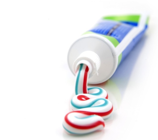 other-uses-for-toothpaste-hacks